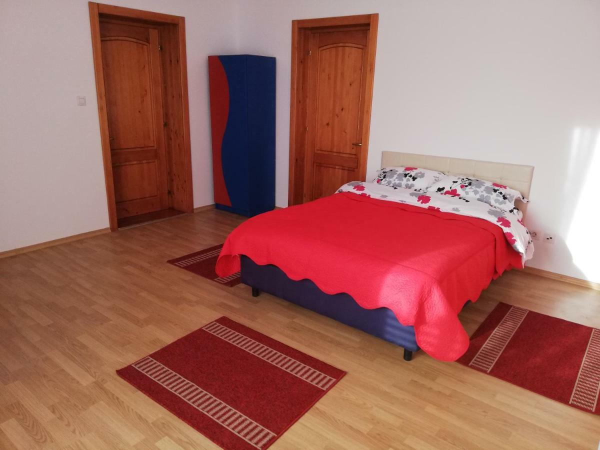 Pensiunea La Safari Târgu Neamț Exterior photo