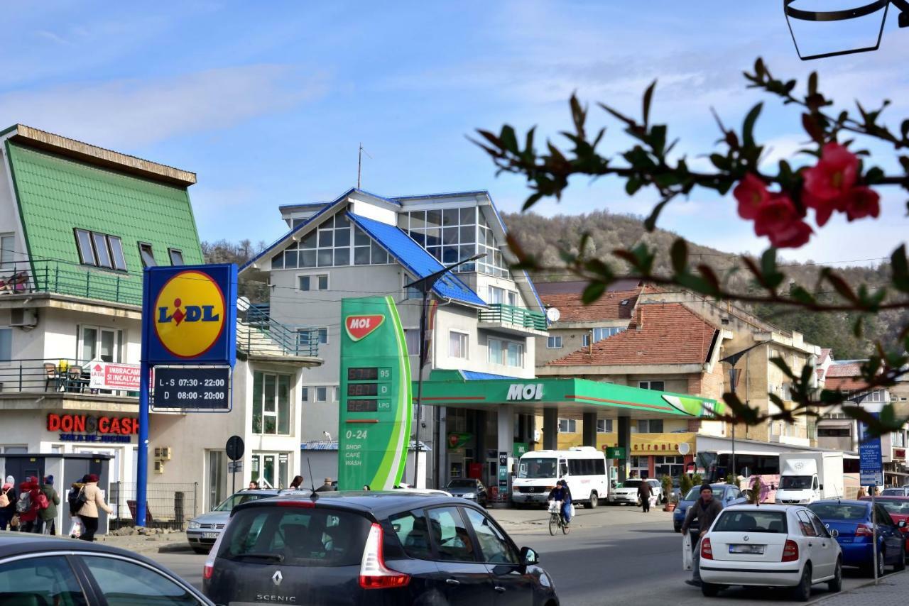 Pensiunea La Safari Târgu Neamț Exterior photo