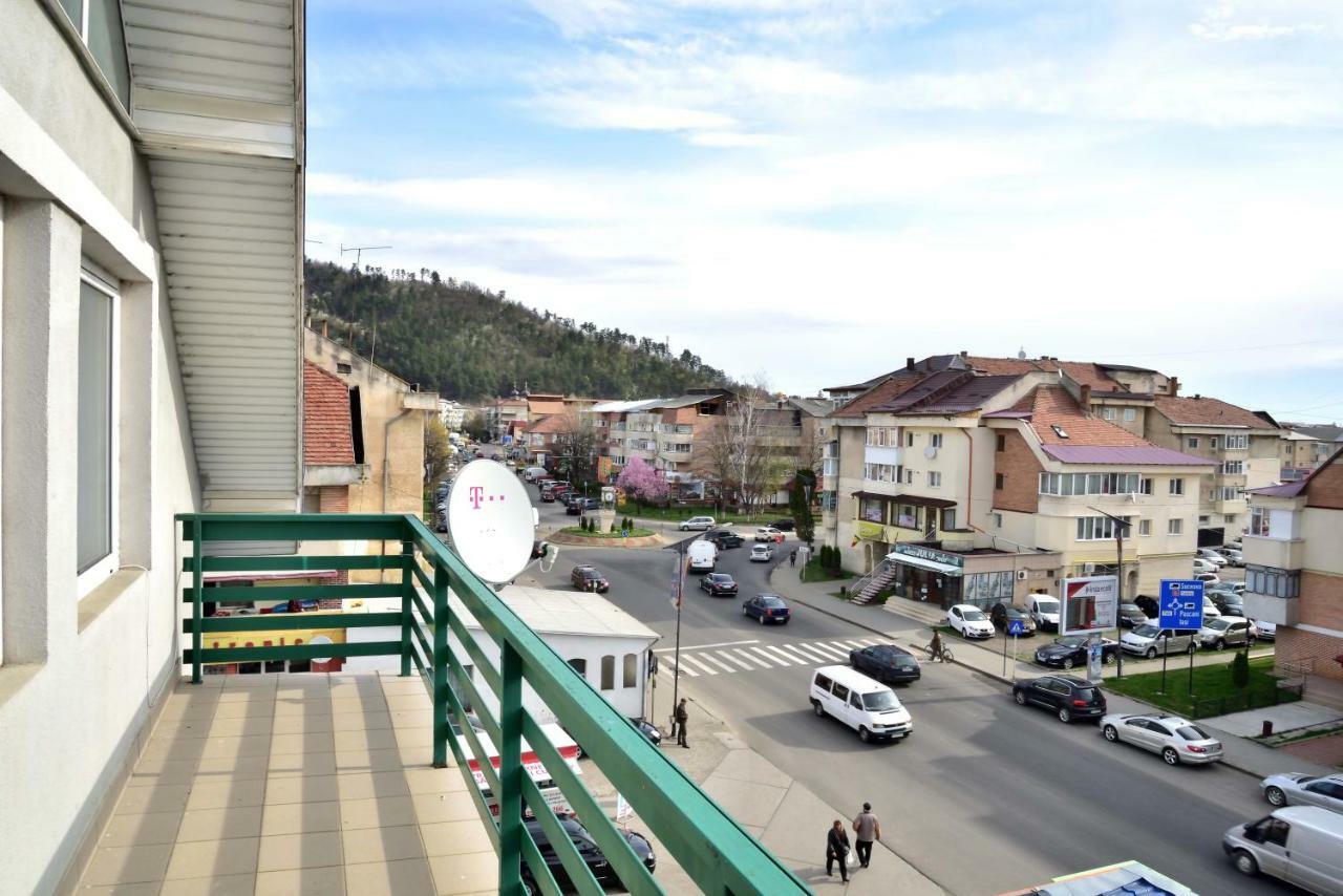 Pensiunea La Safari Târgu Neamț Exterior photo
