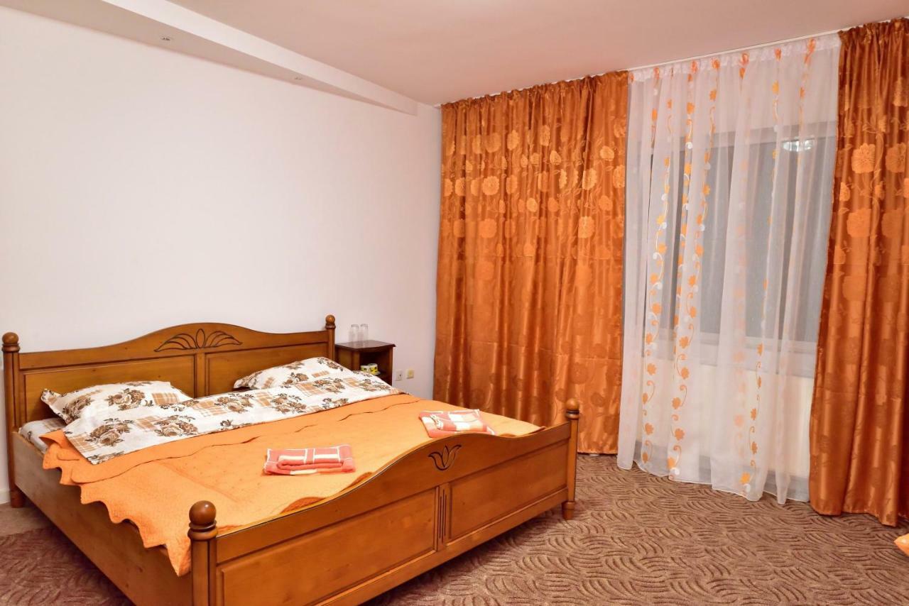 Pensiunea La Safari Târgu Neamț Exterior photo