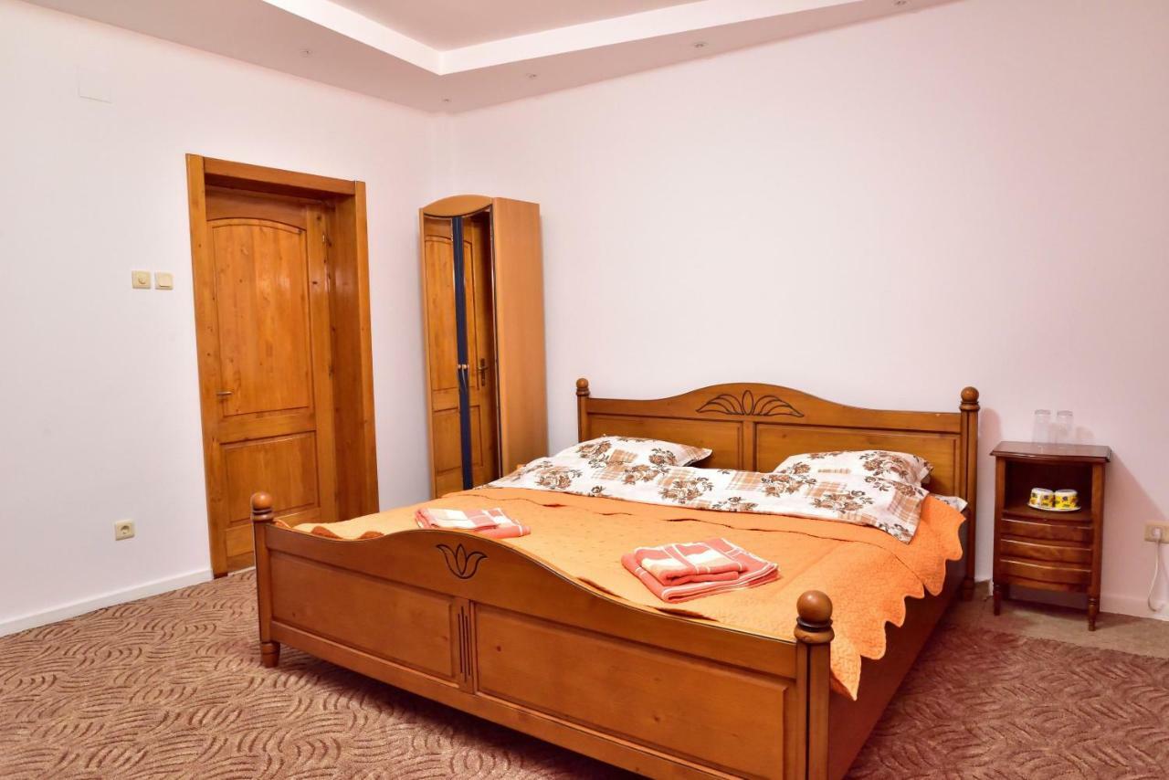 Pensiunea La Safari Târgu Neamț Exterior photo