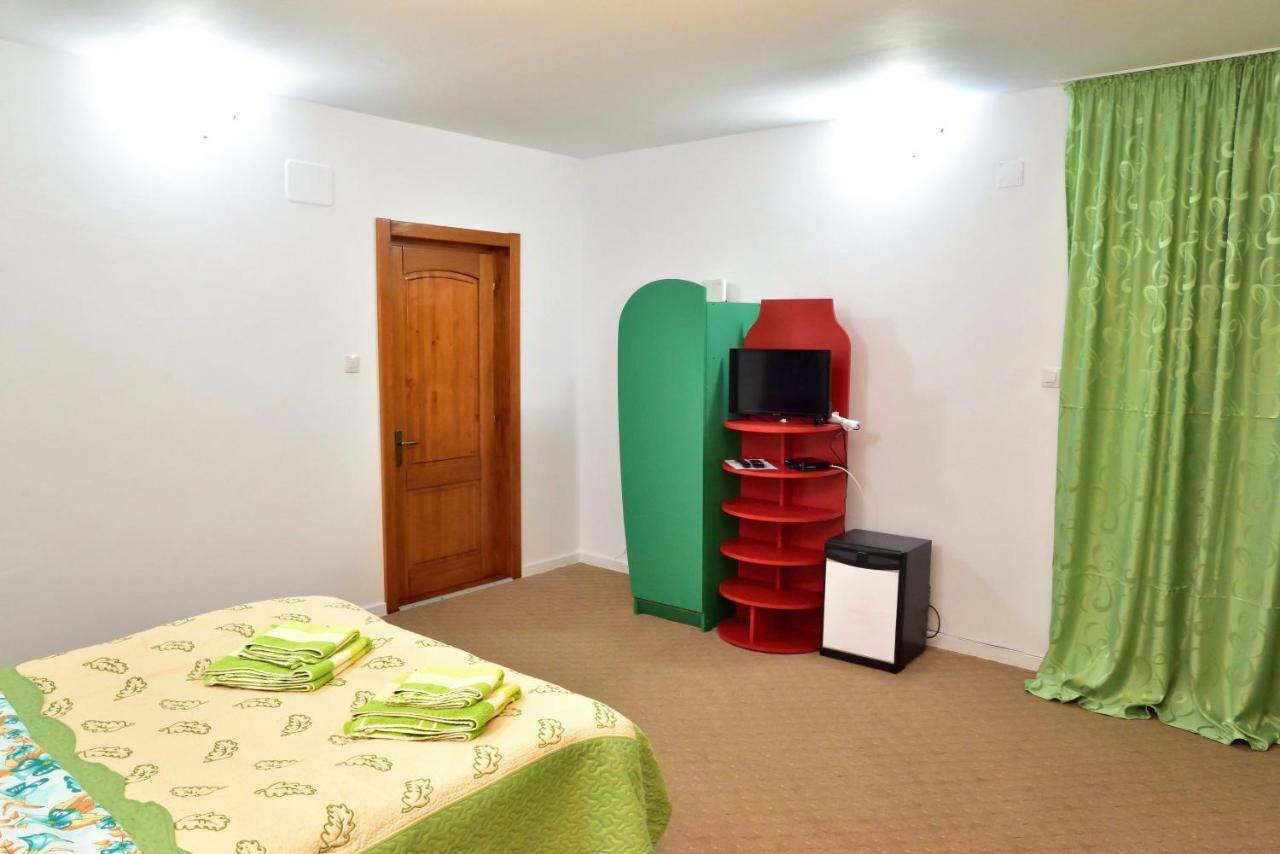 Pensiunea La Safari Târgu Neamț Exterior photo